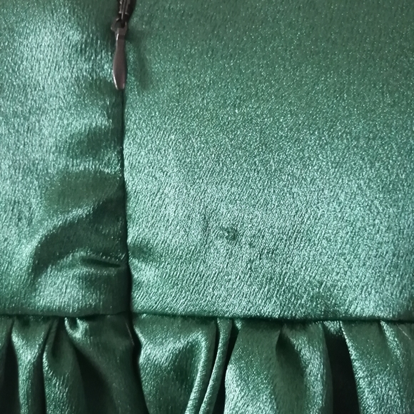 Stunning Emerald Green Gown - Picture 3 of 3